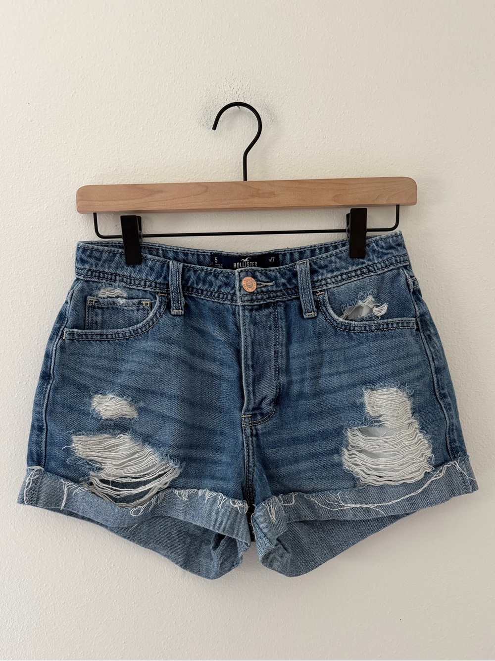 Hollister High Rise Mom Medium Washed Distressed Denim Shorts 3” size 5/ 27